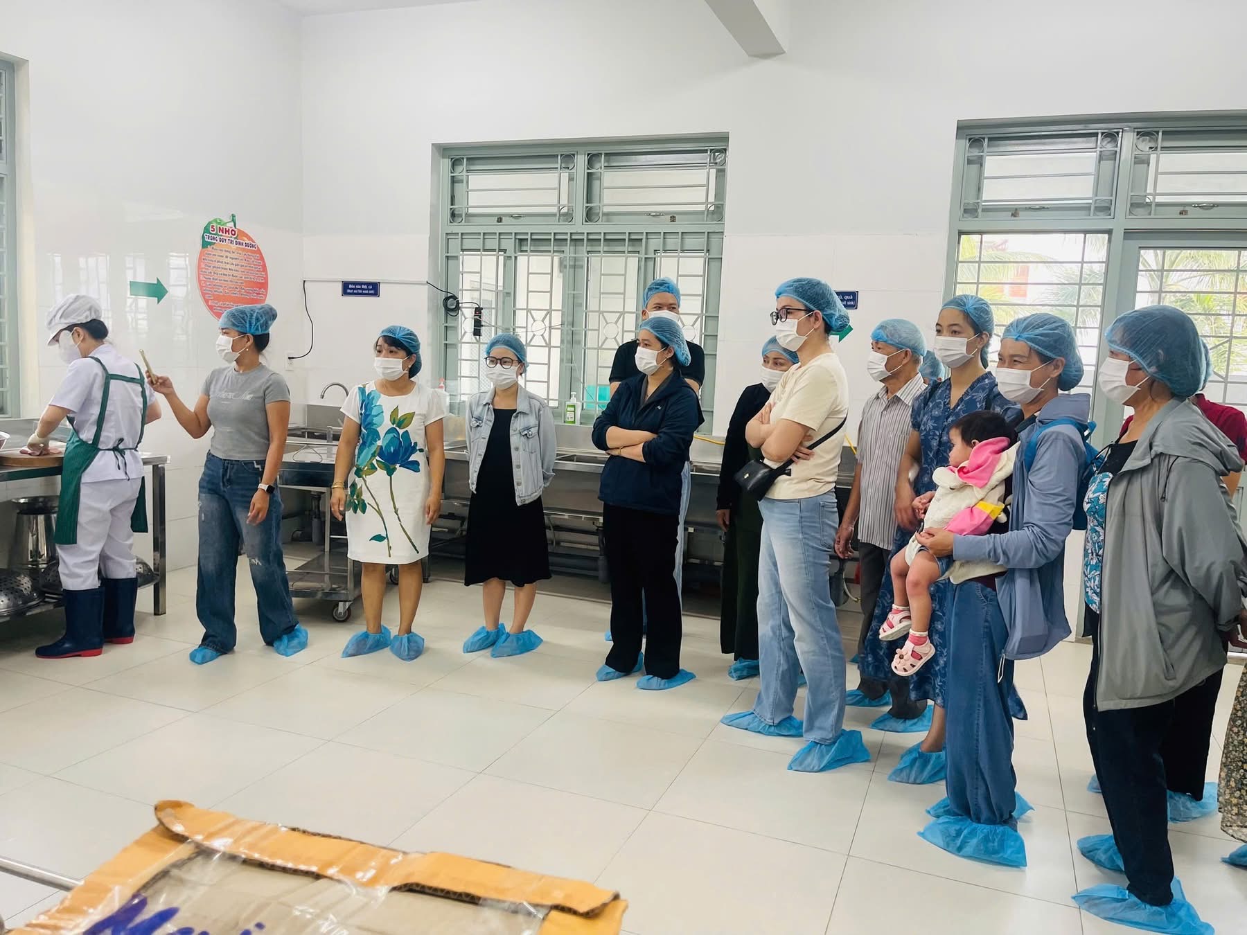 Trường Mầm non Mai Vàng tổ chức hoạt động “TỔ CHỨC THAM QUAN BẾP ĂN MỘT CHIỀU”dành cho Quý Phụ huynh của nhà trường.