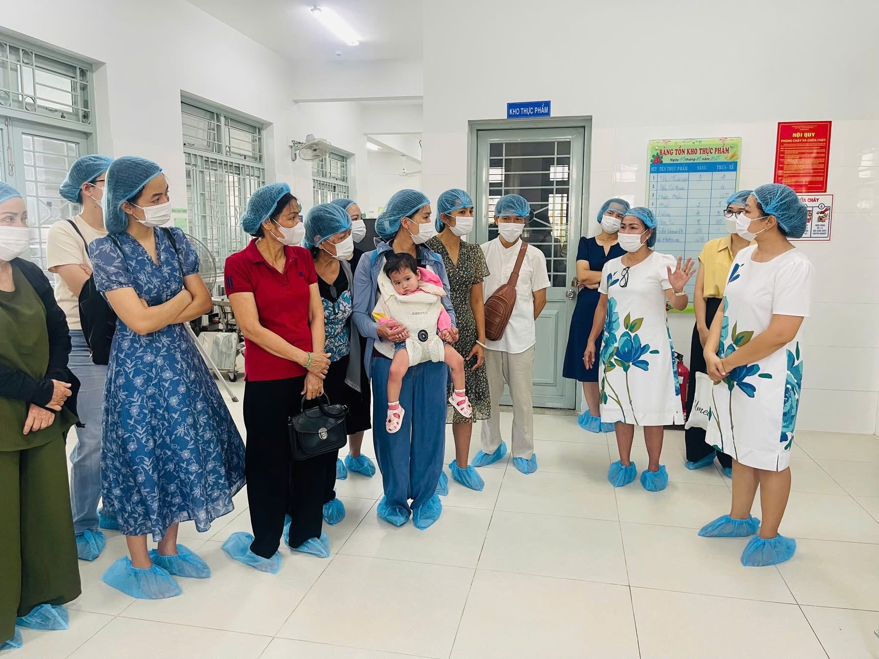 Trường Mầm non Mai Vàng tổ chức hoạt động “TỔ CHỨC THAM QUAN BẾP ĂN MỘT CHIỀU”dành cho Quý Phụ huynh của nhà trường.